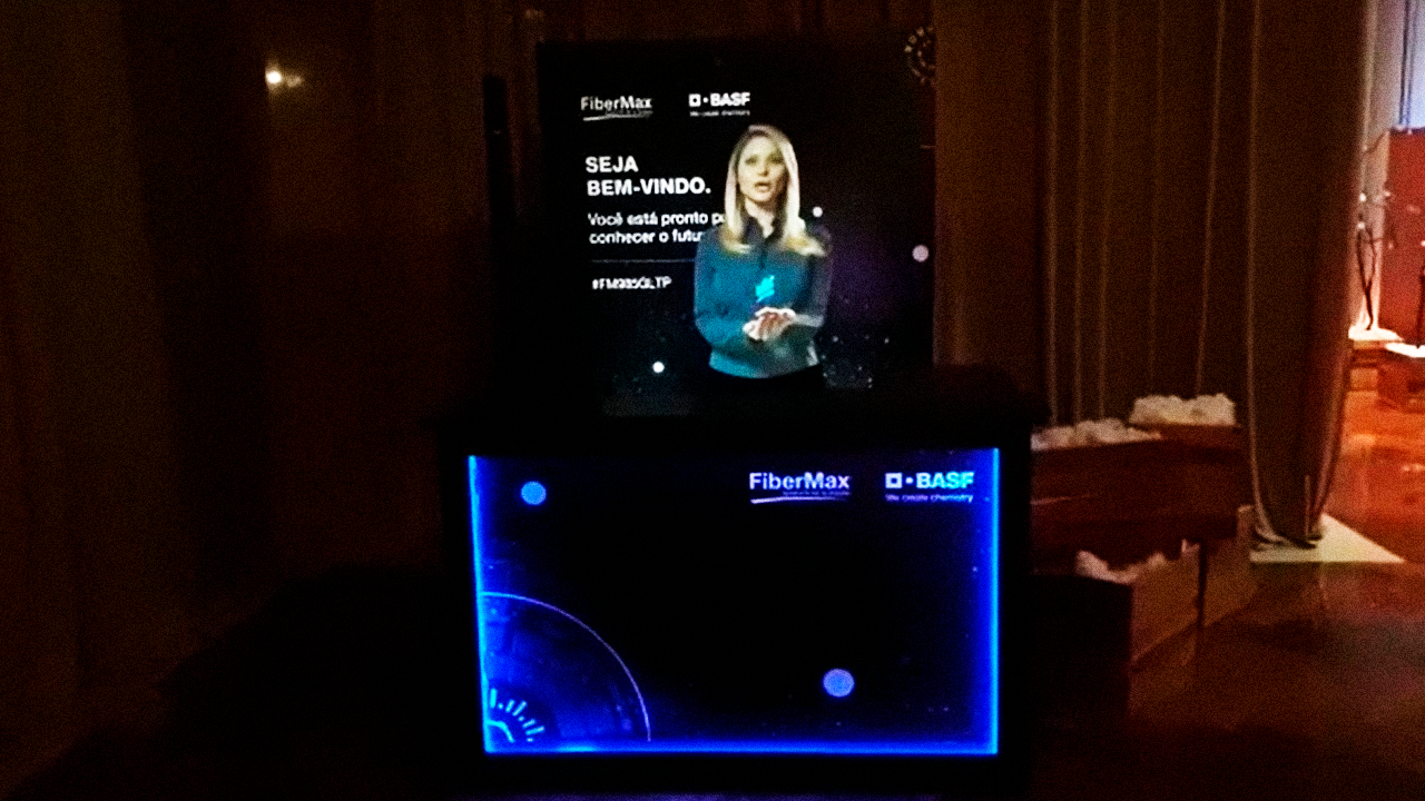 Promotora Virtual recebe o público em evento da Fibermax