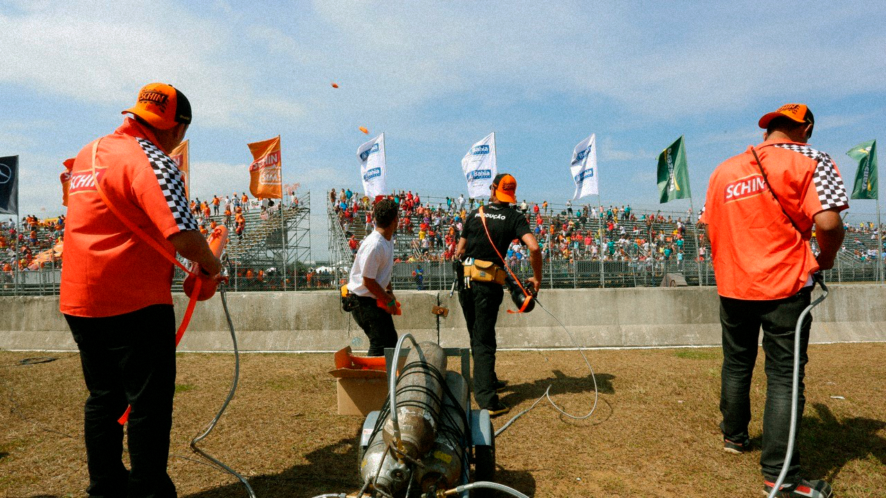 Mídias Inovadoras leva Bazuca Lança Brindes à Stock Car