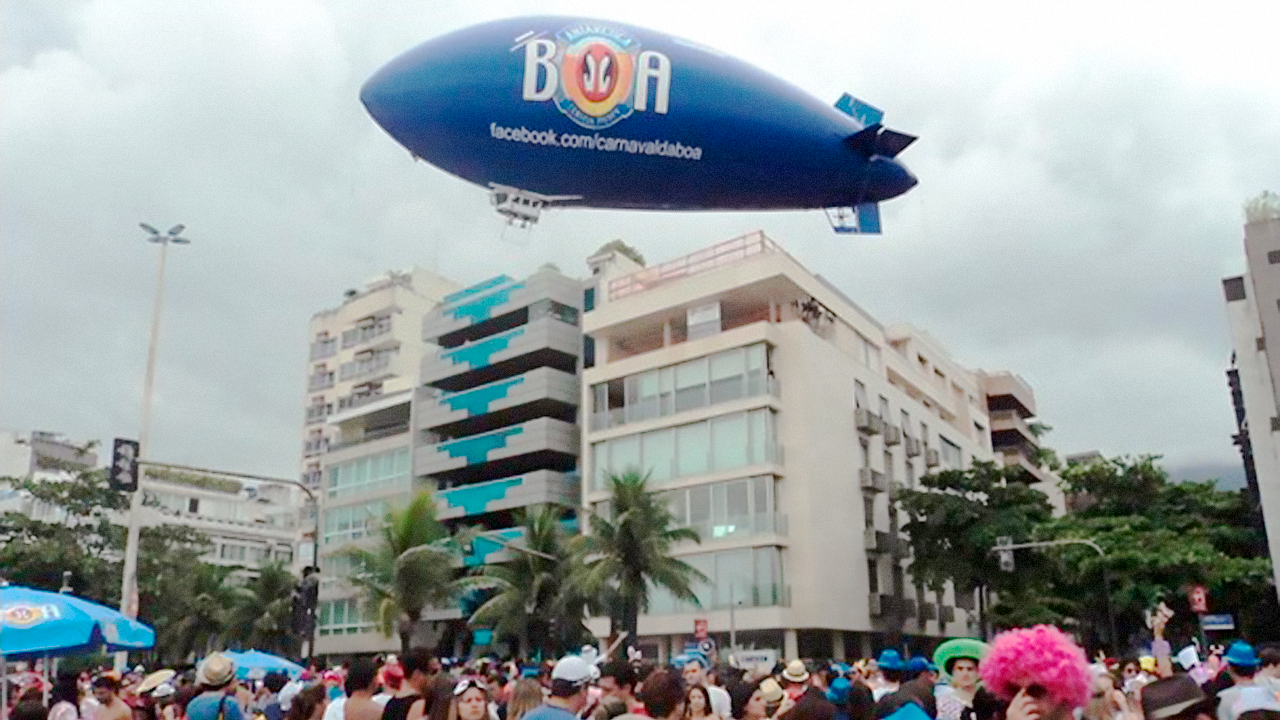 Dirigível controlado por rádio faz festa no Carnaval do Rio de Janeiro