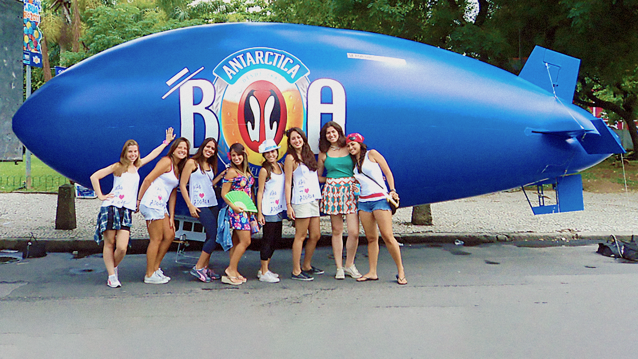 AlmapBBDO faz céu virar mídia com Dirigível no Carnaval do Rio de Janeiro