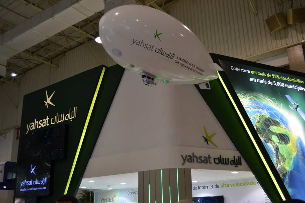 Dirigível indoor da Yahsat leva marca para toda a Futurecom