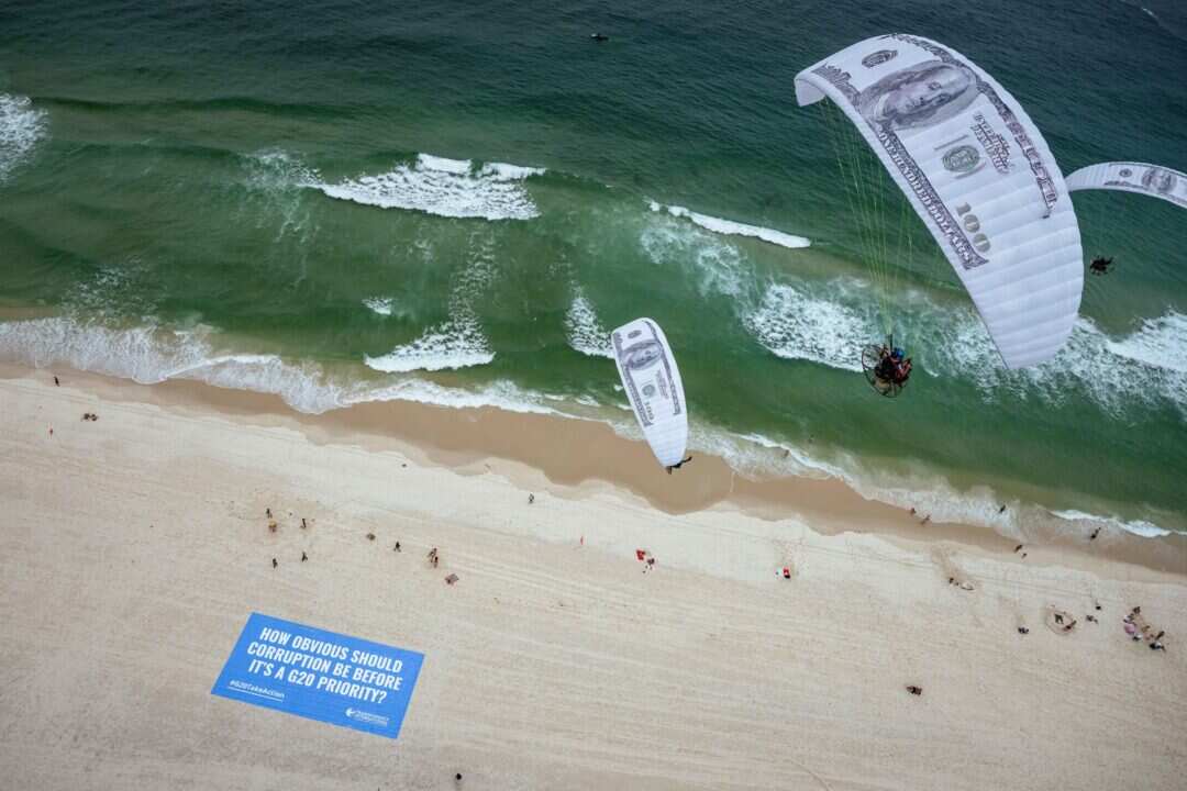 Ação Transparência Internacional G20: Paramídia com Notas Gigantes