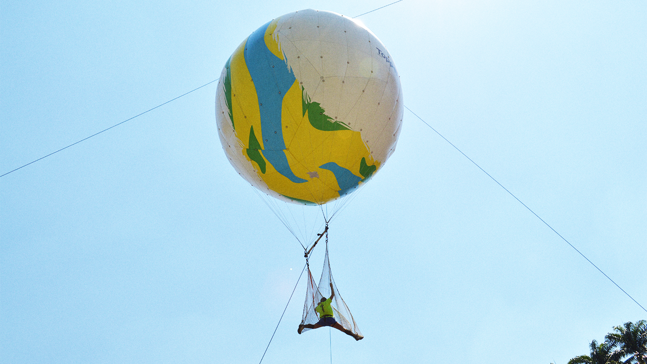 A bola voadora de gás hélio ou Ligth Mídia é uma experiência de marca única inesquecível, possibilitando ao público experimentar o maior sonho da humanidade: a sensação de voar.