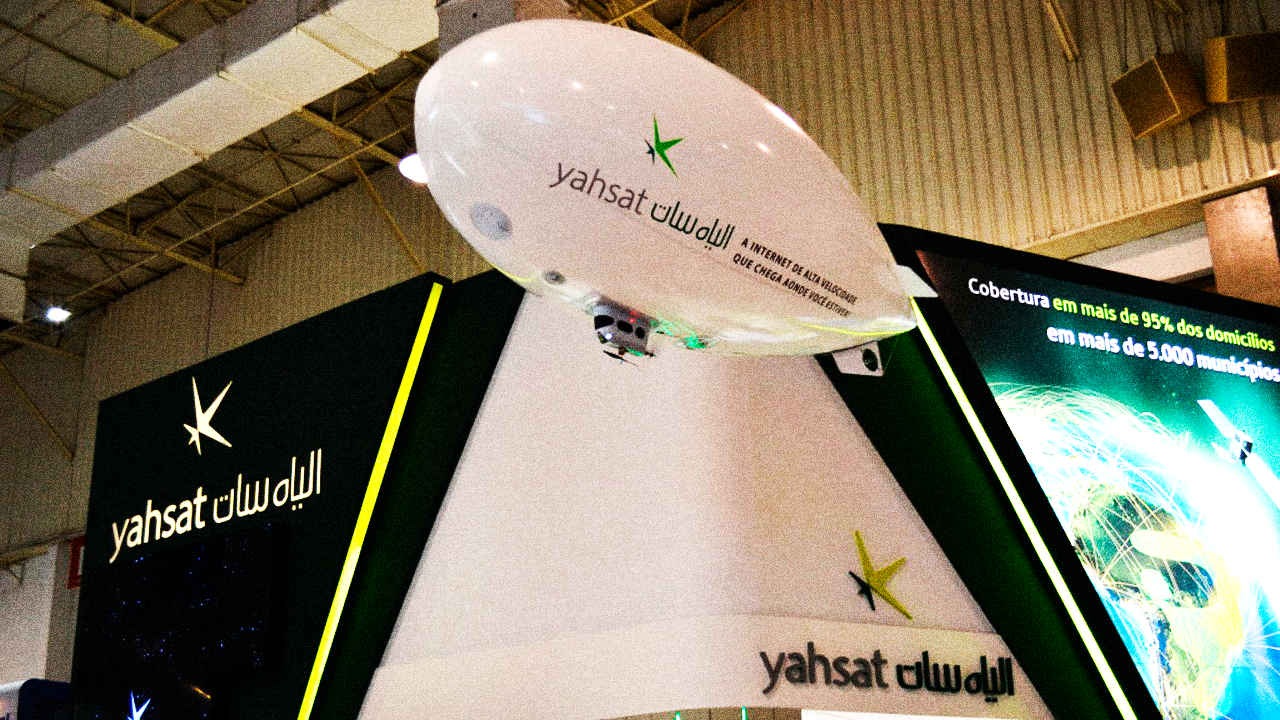 Dirigível indoor da Yahsat leva marca para toda a Futurecom