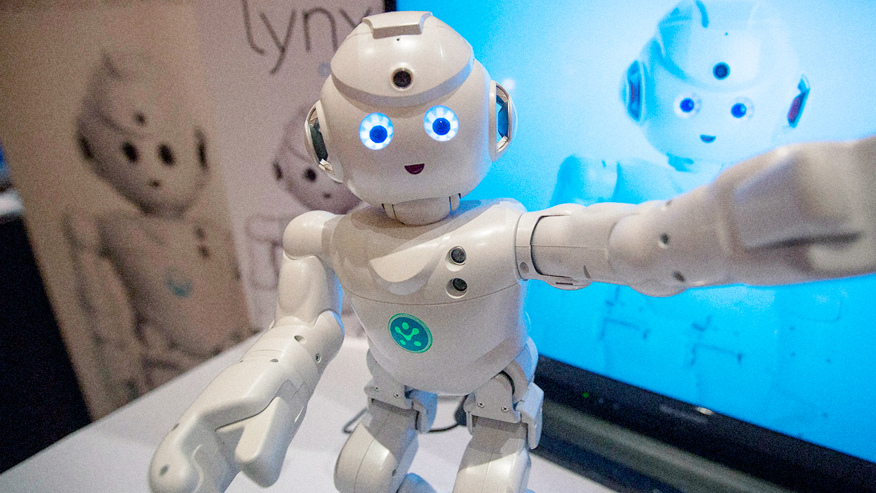 Inédito no mercado de Live Marketing Nacional, o Robô Lynx interage com você, respondendo perguntas de conhecimentos gerais, dançando e até demonstrando afeto, de uma forma humana, diferente de qualquer tipo de robô.