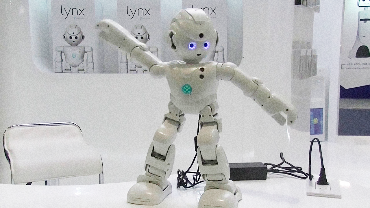 Inédito no mercado de Live Marketing Nacional, o Robô Lynx interage com você, respondendo perguntas de conhecimentos gerais, dançando e até demonstrando afeto, de uma forma humana, diferente de qualquer tipo de robô inteligente para eventos.